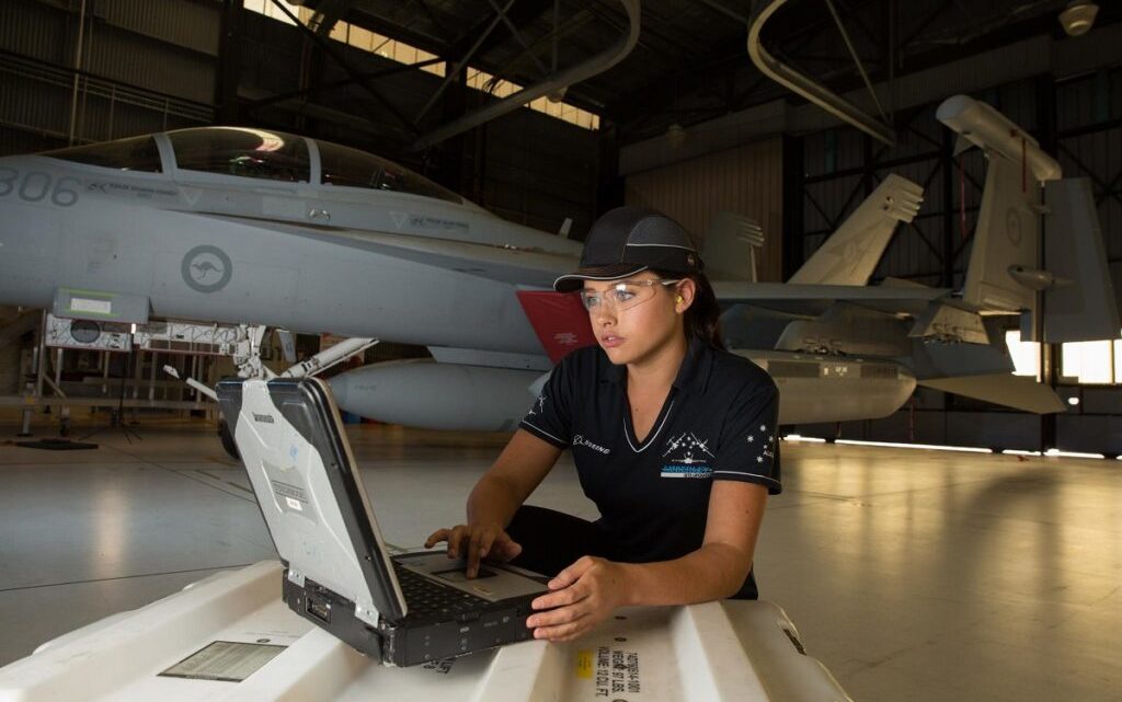 Boeing abre vagas para engenheiros brasileiros em plena terra da Embraer